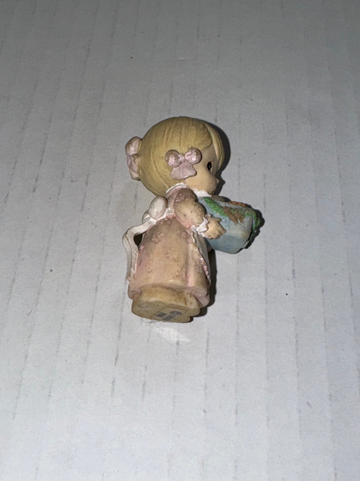 Vintage 1998 Precious Moments Christmas Figurine Girl