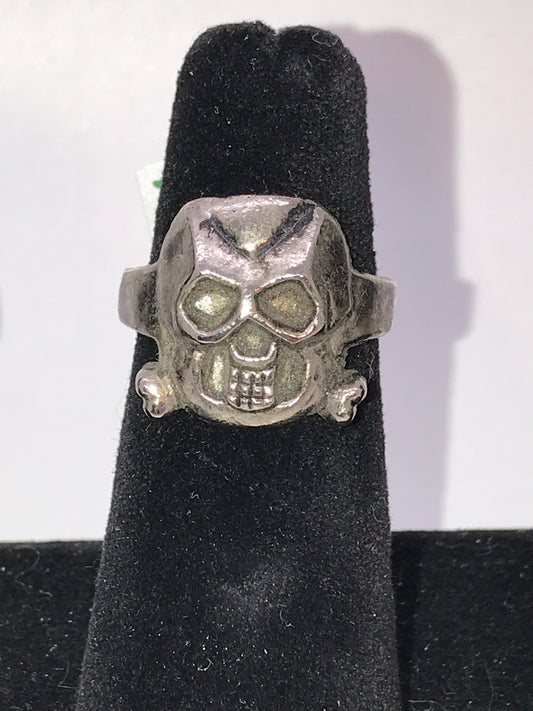 Pewter Skull and Crossbones ring, Size 10 1/4